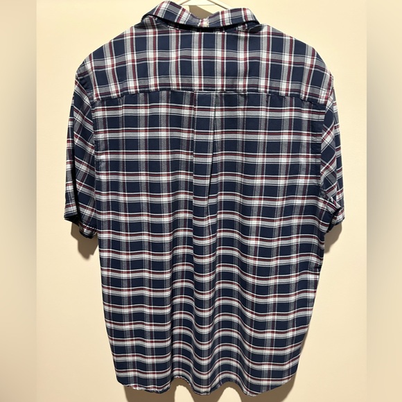Men’s Large St. John’s Bay Casual Button Down Shirt - Picture 3 of 3